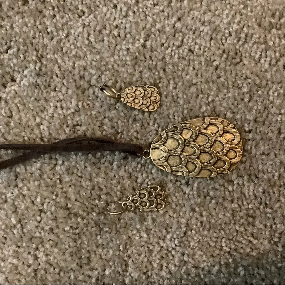 Like New Lucky Brand Gold w/ Rust Stone Set: Necklace, Earrings & Bracelet - Picture 8 of 8